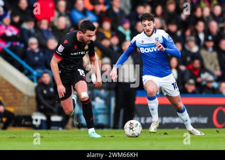 Gillinghams Ashley Nadesan kämpft um den Ball gegen Wrexhams Eoghan O’Connell während des Spiels der Sky Bet League Two im Priestfield Stadium in Gillingham. Bilddatum: Samstag, 24. Februar 2024. Stockfoto