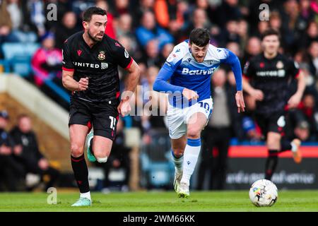 Gillinghams Ashley Nadesan kämpft um den Ball gegen Wrexhams Eoghan O’Connell während des Spiels der Sky Bet League Two im Priestfield Stadium in Gillingham. Bilddatum: Samstag, 24. Februar 2024. Stockfoto