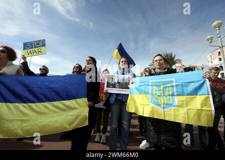 Nizza, Frankreich. Februar 2024. © PHOTOPQR/NICE MATIN/Cyril Dodergny ; Nizza ; 24/02/2024 ; Nice le 24/02/2024 - Promenade des Anglais - Rassemblement et marche du peuple Ukrainien sur la cote d azur contre la guerre dans leur pays. Ukrainische Anhänger nehmen am Samstag, den 24. Februar 2024, an einem marsch in Nizza Teil. Quelle: MAXPPP/Alamy Live News Stockfoto