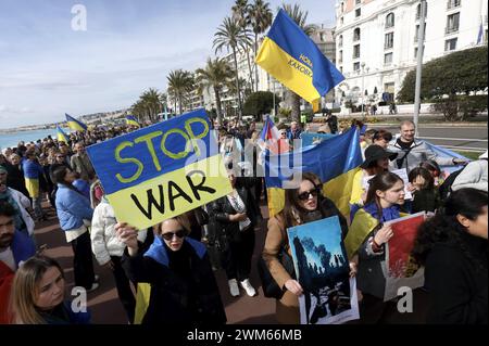 Nizza, Frankreich. Februar 2024. © PHOTOPQR/NICE MATIN/Cyril Dodergny ; Nizza ; 24/02/2024 ; Nice le 24/02/2024 - Promenade des Anglais - Rassemblement et marche du peuple Ukrainien sur la cote d azur contre la guerre dans leur pays. Ukrainische Anhänger nehmen am Samstag, den 24. Februar 2024, an einem marsch in Nizza Teil. Quelle: MAXPPP/Alamy Live News Stockfoto