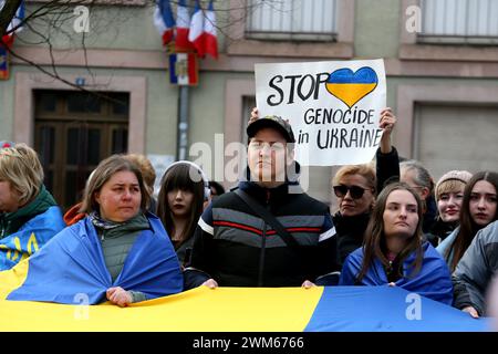 Belfort, Frankreich. Februar 2024. © PHOTOPQR/L'EST REPUBLICAIN/Christine DUMAS ; Belfort ; 24/02/2024 ; Rassemblement contre les deux ans d'Invasion de la Russie en Ukraine, Place d'Armes à Belfort. Ukrainische Unterstützer nehmen am Samstag, den 24. Februar 2024, an einem marsch in Belfort Teil. Quelle: MAXPPP/Alamy Live News Stockfoto