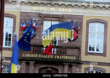 Belfort, Frankreich. Februar 2024. © PHOTOPQR/L'EST REPUBLICAIN/Christine DUMAS ; Belfort ; 24/02/2024 ; Rassemblement contre les deux ans d'Invasion de la Russie en Ukraine, Place d'Armes à Belfort. Ukrainische Unterstützer nehmen am Samstag, den 24. Februar 2024, an einem marsch in Belfort Teil. Quelle: MAXPPP/Alamy Live News Stockfoto