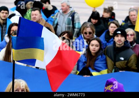 Belfort, Frankreich. Februar 2024. © PHOTOPQR/L'EST REPUBLICAIN/Christine DUMAS ; Belfort ; 24/02/2024 ; Rassemblement contre les deux ans d'Invasion de la Russie en Ukraine, Place d'Armes à Belfort. Ukrainische Unterstützer nehmen am Samstag, den 24. Februar 2024, an einem marsch in Belfort Teil. Quelle: MAXPPP/Alamy Live News Stockfoto