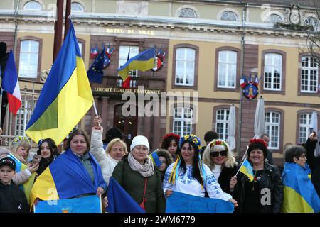 Belfort, Frankreich. Februar 2024. © PHOTOPQR/L'EST REPUBLICAIN/Christine DUMAS ; Belfort ; 24/02/2024 ; Rassemblement contre les deux ans d'Invasion de la Russie en Ukraine, Place d'Armes à Belfort. Ukrainische Unterstützer nehmen am Samstag, den 24. Februar 2024, an einem marsch in Belfort Teil. Quelle: MAXPPP/Alamy Live News Stockfoto