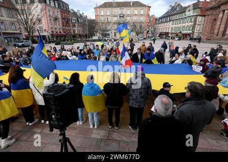 Belfort, Frankreich. Februar 2024. © PHOTOPQR/L'EST REPUBLICAIN/Christine DUMAS ; Belfort ; 24/02/2024 ; Rassemblement contre les deux ans d'Invasion de la Russie en Ukraine, Place d'Armes à Belfort. Ukrainische Unterstützer nehmen am Samstag, den 24. Februar 2024, an einem marsch in Belfort Teil. Quelle: MAXPPP/Alamy Live News Stockfoto