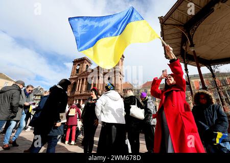 Belfort, Frankreich. Februar 2024. © PHOTOPQR/L'EST REPUBLICAIN/Christine DUMAS ; Belfort ; 24/02/2024 ; Rassemblement contre les deux ans d'Invasion de la Russie en Ukraine, Place d'Armes à Belfort. Ukrainische Unterstützer nehmen am Samstag, den 24. Februar 2024, an einem marsch in Belfort Teil. Quelle: MAXPPP/Alamy Live News Stockfoto