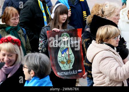 Belfort, Frankreich. Februar 2024. © PHOTOPQR/L'EST REPUBLICAIN/Christine DUMAS ; Belfort ; 24/02/2024 ; Rassemblement contre les deux ans d'Invasion de la Russie en Ukraine, Place d'Armes à Belfort. Ukrainische Unterstützer nehmen am Samstag, den 24. Februar 2024, an einem marsch in Belfort Teil. Quelle: MAXPPP/Alamy Live News Stockfoto