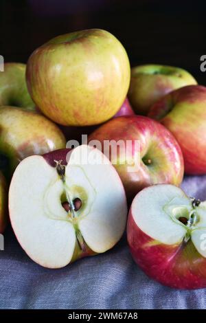 apfel in zwei Hälften geschnitten mit Äpfeln auf dem Tisch Stockfoto