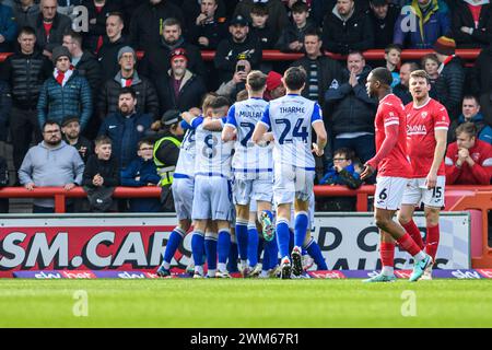 Morecambe am Samstag, den 24. Februar 2024. Die Spieler des Grimsby Town FC feiern ihr Eröffnungstor während des Spiels der Sky Bet League 2 zwischen Morecambe und Grimsby Town am Samstag, den 24. Februar 2024, in der Globe Arena in Morecambe. (Foto: Ian Charles | MI News) Credit: MI News & Sport /Alamy Live News Stockfoto