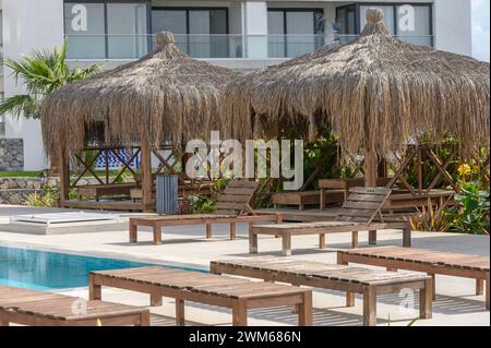 Bungalows und Liegestühle in der Nähe des Pools und Cafés auf Zypern Stockfoto