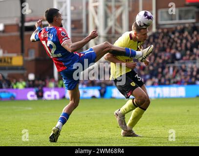 Daniel Munoz (links) und Burnleys Maxime Esteve kämpfen um den Ball während des Premier League-Spiels im Selhurst Park, London. Bilddatum: Samstag, 24. Februar 2024. Stockfoto