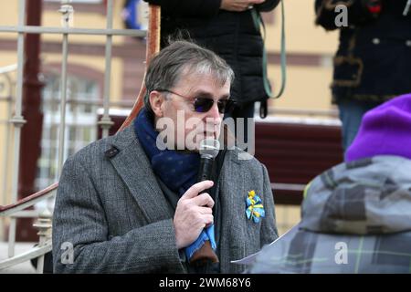 Belfort, Frankreich. Februar 2024. © PHOTOPQR/L'EST REPUBLICAIN/Christine DUMAS ; Belfort ; 24/02/2024 ; Rassemblement contre les deux ans d'Invasion de la Russie en Ukraine, Place d'Armes à Belfort. Eric RIO, Vorsitzender der Vereinigung Frankreich-Ukraine Maidan ohne Grenzen. Ukrainische Unterstützer nehmen am Samstag, den 24. Februar 2024, an einem marsch in Belfort Teil. Quelle: MAXPPP/Alamy Live News Stockfoto