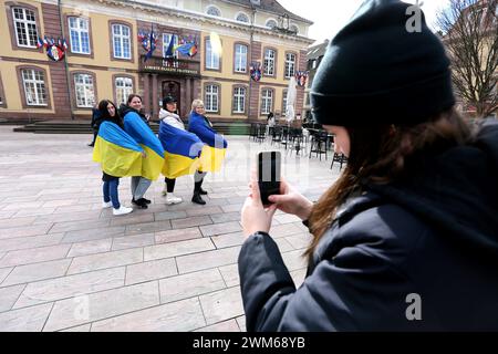 Belfort, Frankreich. Februar 2024. © PHOTOPQR/L'EST REPUBLICAIN/Christine DUMAS ; Belfort ; 24/02/2024 ; Rassemblement contre les deux ans d'Invasion de la Russie en Ukraine, Place d'Armes à Belfort. Ukrainische Unterstützer nehmen am Samstag, den 24. Februar 2024, an einem marsch in Belfort Teil. Quelle: MAXPPP/Alamy Live News Stockfoto