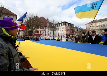 Belfort, Frankreich. Februar 2024. © PHOTOPQR/L'EST REPUBLICAIN/Christine DUMAS ; Belfort ; 24/02/2024 ; Rassemblement contre les deux ans d'Invasion de la Russie en Ukraine, Place d'Armes à Belfort. Ukrainische Unterstützer nehmen am Samstag, den 24. Februar 2024, an einem marsch in Belfort Teil. Quelle: MAXPPP/Alamy Live News Stockfoto