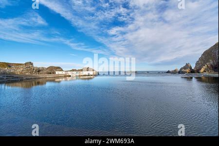 Tarlair Open Air Swimmingpools Macduff Scotland Blue Sky und Blick über die Pools zum Meer Stockfoto