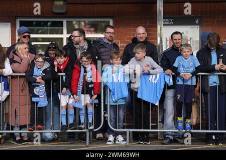 Junge Fans warten darauf, dass die Spieler aus Manchester City vor dem Spiel der Premier League im Vitality Stadium in Bournemouth ankommen. Bilddatum: Samstag, 24. Februar 2024. Stockfoto