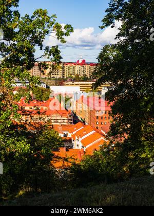 Ein Blick auf die Stadt von einem Hügel in Göteborg, Schweden, der die Stadtlandschaft, Gebäude, Straßen und das Stadtleben aus einer höheren Perspektive zeigt. Stockfoto