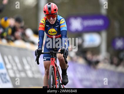 Ninove, Belgien. Februar 2024. Die Niederländerin Shirin Van Anrooij von Lidl-Trek überquert die Ziellinie des eintägigen Radrennens der Frauen Omloop Het Nieuwsblad (UCI World Tour), 127,1km von Gent nach Ninove, Samstag, den 24. Februar 2024. BELGA FOTO JASPER JACOBS Credit: Belga News Agency/Alamy Live News Stockfoto