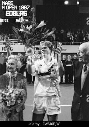 STEFAN EDBERG Tennis Schweden gewinnt das Finale in Stockholm Open 1987, als er seinen Landsmann Jonas Svensson besiegte und von den schwedischen Prinzen Bertil und Lilian1987–11-09 gelobt wurde Stockfoto