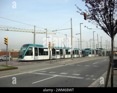 Barcelona, Spanien - 4. April 2011: Straßenbahn in einer städtischen Umgebung, Stadtbild Stockfoto