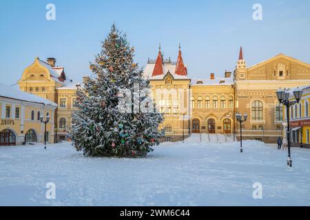 RYBINSK, RUSSLAND - 01. JANUAR 2024: Geschmückter Weihnachtsbaum auf dem Roten Platz an einem frostigen Januartag Stockfoto