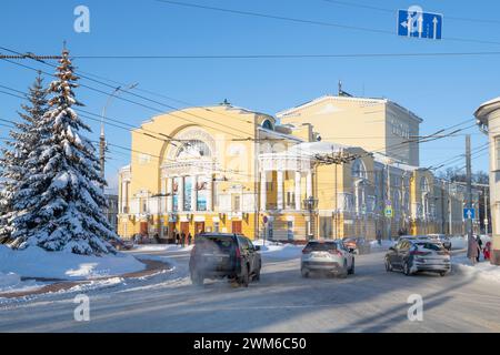 JAROSLAWL, RUSSLAND - 02. JANUAR 2024: Der Bau des Theaters Fjodor Volkow an einem sonnigen Januartag. Goldener Ring von Russland Stockfoto