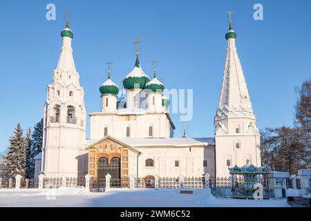 JAROSLAWL, RUSSLAND - 2. JANUAR 2024: In der alten Kirche des Propheten Elija an einem sonnigen Januartag. Goldener Ring von Russland Stockfoto