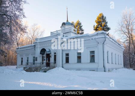 PERESLAW-ZALESSKY, RUSSLAND - 4. JANUAR 2024: Das alte Gebäude des Weißen Palastes im Museumsgut des „Bootes Petri des Großen“ auf der Sonne Stockfoto