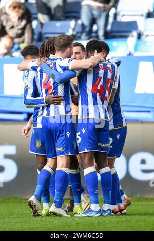 Sheffield, Großbritannien. Februar 2024. Sheffield Wednesday Stürmer Ike Ugbo (12) erzielt ein TOR 2-1 und feiert mit seinem Team beim Sheffield Wednesday FC gegen Bristol City FC SKY Bet EFL Championship Match im Hillsborough Stadium, Sheffield, Großbritannien am 24. Februar 2024 Credit: Every Second Media/Alamy Live News Stockfoto