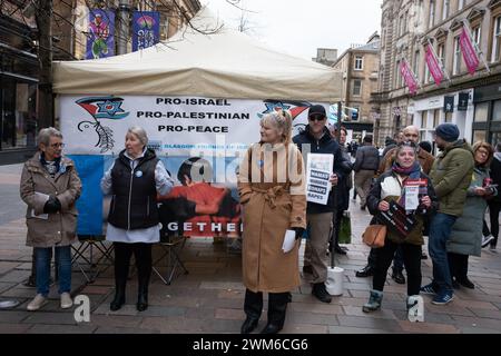 Glasgow, Großbritannien, 24. Februar 2024. Pro-Israel, pro-Palästina, Pro-Peace-Zelt und Demonstranten von ÔGlasgow Friends of IsraelÕ, in der Buchanan Street in Glasgow, Schottland, am 24. Februar 2024. Foto: Jeremy Sutton-Hibbert/Alamy Live News. Stockfoto