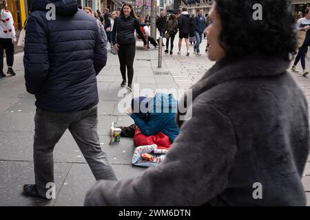 Glasgow, Großbritannien, 24. Februar 2024. Bettler in den Straßen des Stadtzentrums in Glasgow, Schottland, am 24. Februar 2024. Foto: Jeremy Sutton-Hibbert/Alamy Live News. Stockfoto