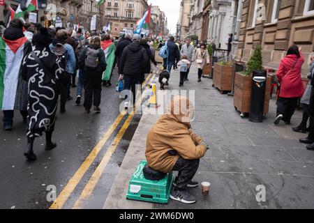 Glasgow, Großbritannien, 24. Februar 2024. Bettler in den Straßen des Stadtzentrums in Glasgow, Schottland, am 24. Februar 2024. Foto: Jeremy Sutton-Hibbert/Alamy Live News. Stockfoto