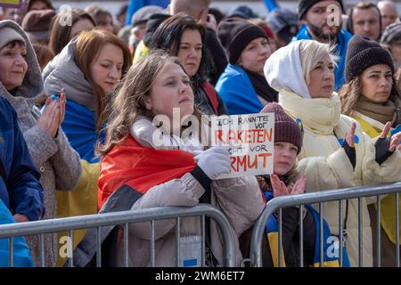 24.02.2004, Am 24. Februar 2024 jährt sich der Angriffskrieg Russlands gegen die Ukraine zum zweiten Mal. Der Deutsch-Ukrainische Verein Blau-Gelbes Kreuz rief zu einer Kundgebung auf dem Kölner Roncalliplatz auf. Nach Angaben der Kölner Polizei waren zu der Demonstration bereits 5000 Menschen angemeldet. *** 24.02.2004, 24. Februar 2024 jährt sich der zweite Jahrestag des russischen Aggressionskrieges gegen die Ukraine. Der deutsch-ukrainische Blau-Gelb-Kreuz-Verein rief zu einer Demonstration auf dem Roncalliplatz in Köln auf. Nach Angaben der Kölner Polizei hatten sich bereits 5.000 Personen für die angemeldet Stockfoto