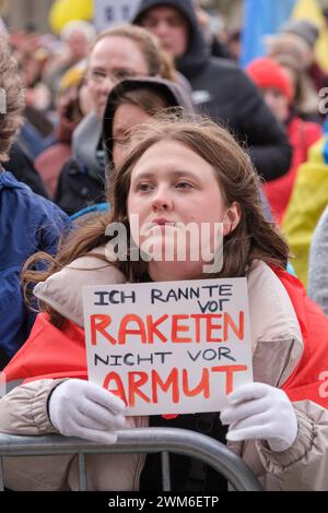 24.02.2004, Am 24. Februar 2024 jährt sich der Angriffskrieg Russlands gegen die Ukraine zum zweiten Mal. Der Deutsch-Ukrainische Verein Blau-Gelbes Kreuz rief zu einer Kundgebung auf dem Kölner Roncalliplatz auf. Nach Angaben der Kölner Polizei waren zu der Demonstration bereits 5000 Menschen angemeldet. *** 24.02.2004, 24. Februar 2024 jährt sich der zweite Jahrestag des russischen Aggressionskrieges gegen die Ukraine. Der deutsch-ukrainische Blau-Gelb-Kreuz-Verein rief zu einer Demonstration auf dem Roncalliplatz in Köln auf. Nach Angaben der Kölner Polizei hatten sich bereits 5.000 Personen für die angemeldet Stockfoto