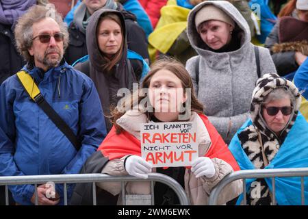 24.02.2004, Am 24. Februar 2024 jährt sich der Angriffskrieg Russlands gegen die Ukraine zum zweiten Mal. Der Deutsch-Ukrainische Verein Blau-Gelbes Kreuz rief zu einer Kundgebung auf dem Kölner Roncalliplatz auf. Nach Angaben der Kölner Polizei waren zu der Demonstration bereits 5000 Menschen angemeldet. *** 24.02.2004, 24. Februar 2024 jährt sich der zweite Jahrestag des russischen Aggressionskrieges gegen die Ukraine. Der deutsch-ukrainische Blau-Gelb-Kreuz-Verein rief zu einer Demonstration auf dem Roncalliplatz in Köln auf. Nach Angaben der Kölner Polizei hatten sich bereits 5.000 Personen für die angemeldet Stockfoto