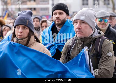 24.02.2004, Am 24. Februar 2024 jährt sich der Angriffskrieg Russlands gegen die Ukraine zum zweiten Mal. Der Deutsch-Ukrainische Verein Blau-Gelbes Kreuz rief zu einer Kundgebung auf dem Kölner Roncalliplatz auf. Nach Angaben der Kölner Polizei waren zu der Demonstration bereits 5000 Menschen angemeldet. *** 24.02.2004, 24. Februar 2024 jährt sich der zweite Jahrestag des russischen Aggressionskrieges gegen die Ukraine. Der deutsch-ukrainische Blau-Gelb-Kreuz-Verein rief zu einer Demonstration auf dem Roncalliplatz in Köln auf. Nach Angaben der Kölner Polizei hatten sich bereits 5.000 Personen für die angemeldet Stockfoto