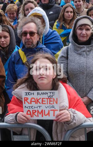 24.02.2004, Am 24. Februar 2024 jährt sich der Angriffskrieg Russlands gegen die Ukraine zum zweiten Mal. Der Deutsch-Ukrainische Verein Blau-Gelbes Kreuz rief zu einer Kundgebung auf dem Kölner Roncalliplatz auf. Nach Angaben der Kölner Polizei waren zu der Demonstration bereits 5000 Menschen angemeldet. *** 24.02.2004, 24. Februar 2024 jährt sich der zweite Jahrestag des russischen Aggressionskrieges gegen die Ukraine. Der deutsch-ukrainische Blau-Gelb-Kreuz-Verein rief zu einer Demonstration auf dem Roncalliplatz in Köln auf. Nach Angaben der Kölner Polizei hatten sich bereits 5.000 Personen für die angemeldet Stockfoto