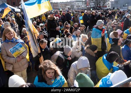 24.02.2004, Am 24. Februar 2024 jährt sich der Angriffskrieg Russlands gegen die Ukraine zum zweiten Mal. Der Deutsch-Ukrainische Verein Blau-Gelbes Kreuz rief zu einer Kundgebung auf dem Kölner Roncalliplatz auf. Nach Angaben der Kölner Polizei waren zu der Demonstration bereits 5000 Menschen angemeldet. *** 24.02.2004, 24. Februar 2024 jährt sich der zweite Jahrestag des russischen Aggressionskrieges gegen die Ukraine. Der deutsch-ukrainische Blau-Gelb-Kreuz-Verein rief zu einer Demonstration auf dem Roncalliplatz in Köln auf. Nach Angaben der Kölner Polizei hatten sich bereits 5.000 Personen für die angemeldet Stockfoto