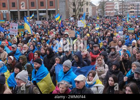 24.02.2004, Am 24. Februar 2024 jährt sich der Angriffskrieg Russlands gegen die Ukraine zum zweiten Mal. Der Deutsch-Ukrainische Verein Blau-Gelbes Kreuz rief zu einer Kundgebung auf dem Kölner Roncalliplatz auf. Nach Angaben der Kölner Polizei waren zu der Demonstration bereits 5000 Menschen angemeldet. *** 24.02.2004, 24. Februar 2024 jährt sich der zweite Jahrestag des russischen Aggressionskrieges gegen die Ukraine. Der deutsch-ukrainische Blau-Gelb-Kreuz-Verein rief zu einer Demonstration auf dem Roncalliplatz in Köln auf. Nach Angaben der Kölner Polizei hatten sich bereits 5.000 Personen für die angemeldet Stockfoto