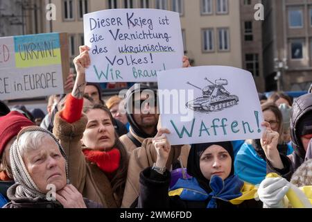 24.02.2004, Am 24. Februar 2024 jährt sich der Angriffskrieg Russlands gegen die Ukraine zum zweiten Mal. Der Deutsch-Ukrainische Verein Blau-Gelbes Kreuz rief zu einer Kundgebung auf dem Kölner Roncalliplatz auf. Nach Angaben der Kölner Polizei waren zu der Demonstration bereits 5000 Menschen angemeldet. *** 24.02.2004, 24. Februar 2024 jährt sich der zweite Jahrestag des russischen Aggressionskrieges gegen die Ukraine. Der deutsch-ukrainische Blau-Gelb-Kreuz-Verein rief zu einer Demonstration auf dem Roncalliplatz in Köln auf. Nach Angaben der Kölner Polizei hatten sich bereits 5.000 Personen für die angemeldet Stockfoto