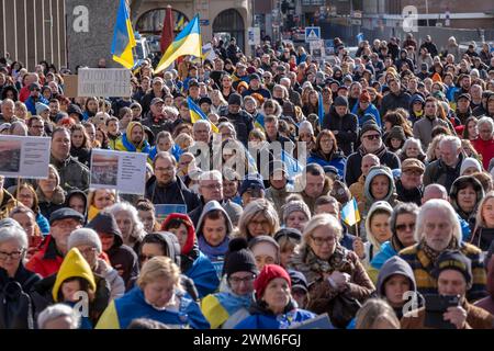 24.02.2004, Am 24. Februar 2024 jährt sich der Angriffskrieg Russlands gegen die Ukraine zum zweiten Mal. Der Deutsch-Ukrainische Verein Blau-Gelbes Kreuz rief zu einer Kundgebung auf dem Kölner Roncalliplatz auf. Nach Angaben der Kölner Polizei waren zu der Demonstration bereits 5000 Menschen angemeldet. *** 24.02.2004, 24. Februar 2024 jährt sich der zweite Jahrestag des russischen Aggressionskrieges gegen die Ukraine. Der deutsch-ukrainische Blau-Gelb-Kreuz-Verein rief zu einer Demonstration auf dem Roncalliplatz in Köln auf. Nach Angaben der Kölner Polizei hatten sich bereits 5.000 Personen für die angemeldet Stockfoto