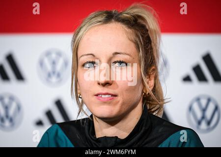 Decines Charpieu, Frankreich. Februar 2024. Kathy HENDRICH von Deutschland während der Pressekonferenz am 22. Februar 2024 vor der UEFA Women's Nations League 2024, Halbfinalspiel zwischen Frankreich und Deutschland am 23. Februar 2024 im Groupama-Stadion in Decines-Charpieu bei Lyon, Frankreich - Foto Matthieu Mirville/DPPI Credit: DPPI Media/Alamy Live News Stockfoto