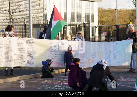 Bristol, Großbritannien, 24. Februar 2024. Aktivisten von Palestine Action haben vor der britischen Waffenfabrik Elbit Systems in Bristol eine friedliche Versammlung abgehalten, um gegen die Herstellung von Waffen zu protestieren, die im Konflikt in Gaza verwendet werden, und die britische Regierung unterstützt den Krieg. Das israelische Werk dient als Forschungs-, Entwicklungs- und Herstellungszentrum für Waffen und Technologie, die das Unternehmen den britischen Streitkräften und anderen NATO-Kunden zur Verfügung stellt. IM BILD: Demonstranten halten ein Banner mit den Namen der im Krieg getöteten Kinder. BridgetCatterall/AlamyLiveNews Stockfoto