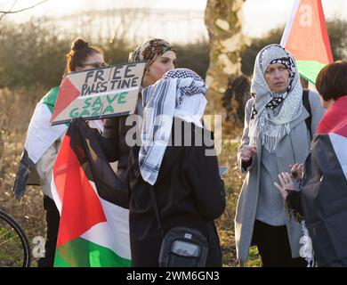 Bristol, Großbritannien, 24. Februar 2024. Aktivisten von Palestine Action haben vor der britischen Waffenfabrik Elbit Systems in Bristol eine friedliche Versammlung abgehalten, um gegen die Herstellung von Waffen zu protestieren, die im Konflikt in Gaza verwendet werden, und die britische Regierung unterstützt den Krieg. Das israelische Werk dient als Forschungs-, Entwicklungs- und Herstellungszentrum für Waffen und Technologie, die das Unternehmen den britischen Streitkräften und anderen NATO-Kunden zur Verfügung stellt. BridgetCatterall/AlamyLiveNews Stockfoto