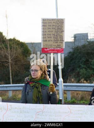 Bristol, Großbritannien, 24. Februar 2024. Aktivisten von Palestine Action haben vor der britischen Waffenfabrik Elbit Systems in Bristol eine friedliche Versammlung abgehalten, um gegen die Herstellung von Waffen zu protestieren, die im Konflikt in Gaza verwendet werden, und die britische Regierung unterstützt den Krieg. Das israelische Werk dient als Forschungs-, Entwicklungs- und Herstellungszentrum für Waffen und Technologie, die das Unternehmen den britischen Streitkräften und anderen NATO-Kunden zur Verfügung stellt. BridgetCatterall/AlamyLiveNews Stockfoto