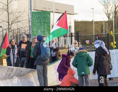 Bristol, Großbritannien, 24. Februar 2024. Aktivisten von Palestine Action haben vor der britischen Waffenfabrik Elbit Systems in Bristol eine friedliche Versammlung abgehalten, um gegen die Herstellung von Waffen zu protestieren, die im Konflikt in Gaza verwendet werden, und die britische Regierung unterstützt den Krieg. Das israelische Werk dient als Forschungs-, Entwicklungs- und Herstellungszentrum für Waffen und Technologie, die das Unternehmen den britischen Streitkräften und anderen NATO-Kunden zur Verfügung stellt. BridgetCatterall/AlamtLiveNews Stockfoto