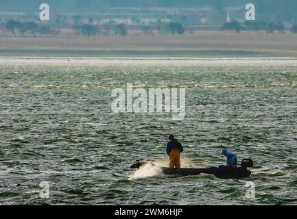 Fischer in einem kleinen Boot fahren aufs Meer Stockfoto