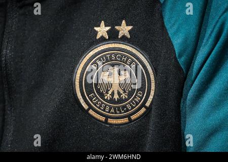 Decines-Charpieu, Frankreich, Frankreich. Februar 2024. Illustration des offiziellen Logos der deutschen Frauenfußballmannschaft während der Pressekonferenz vor dem Halbfinale der letzten vier der Frauenliga im Groupama-Stadion am 22. Februar 2024 in Decines-Charpieu bei Lyon, Frankreich. (Kreditbild: © Matthieu Mirville/ZUMA Press Wire) NUR REDAKTIONELLE VERWENDUNG! Nicht für kommerzielle ZWECKE! Stockfoto