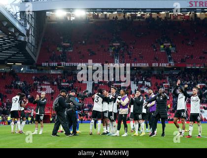 Manchester, Großbritannien. Februar 2024. Fulham-Spieler feiern ihren Sieg während des Premier League-Spiels in Old Trafford, Manchester. Foto: Andrew Yates/Sportimage Credit: Sportimage Ltd/Alamy Live News Stockfoto