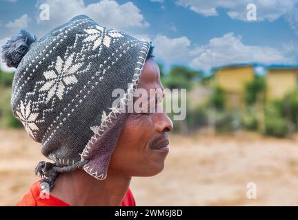 Ein afrikanischer Dorfmann mit Hut, der im Dorf in Südafrika steht Stockfoto